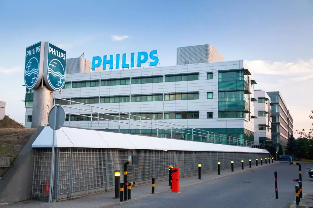 Пакувальник лампочок на заводі Philips
